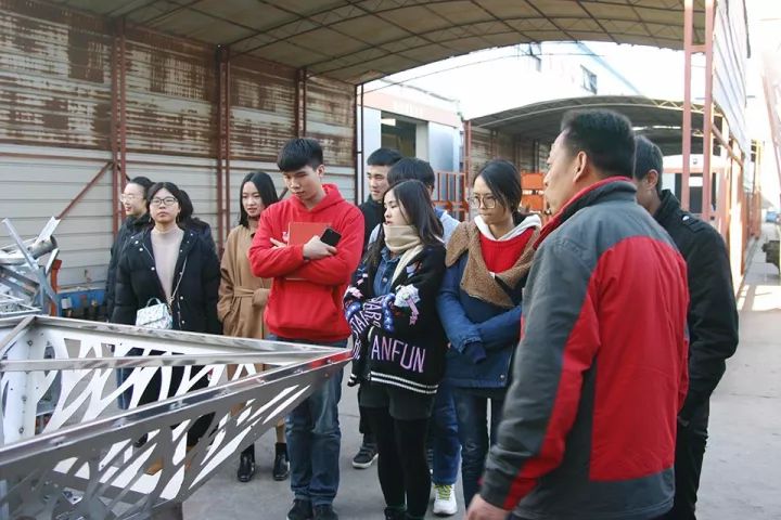 魏部長為實(shí)驗(yàn)班師生介紹燈具制造過程.webp.jpg